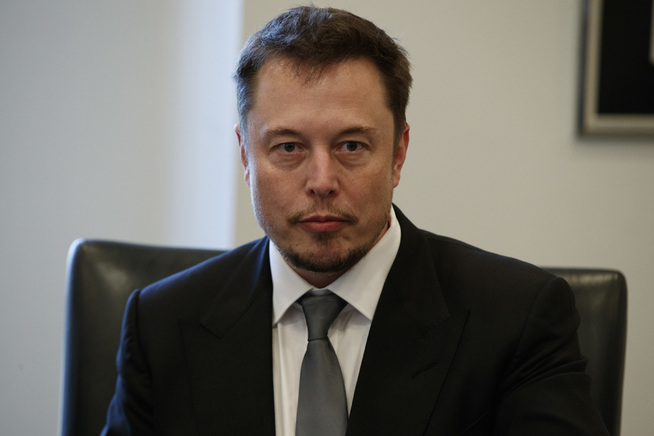 <p>DROPPER TRUMP: Elon Musk, her avfotografert på et møte med forretningsledere i Trump Tower i desember i fjor.</p>
