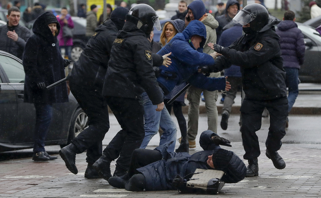<p>DRAMATISK: En kvinne prøver å beskytte seg mens hun ligger på bakken, mens hviterussisk spesialpoliti pågriper en mann under lørdagens demonstrasjoner i hovedstaden Minsk.</p>