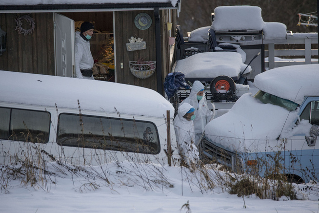 <p>ENSURES TRACK: Kriminalteknikere work på småthe farm where the three indictees have lived for several hours Tuesday afternoon and evening.</p>