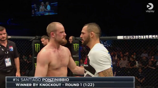 <p>TAKKET FOR KAMPEN: Gunnar Nelson mente en utilsiktet finger i øyet fra Santiago Ponzinibbio (t.h.) bidro til tapet, men takket høflig for kampen likevel.</p>