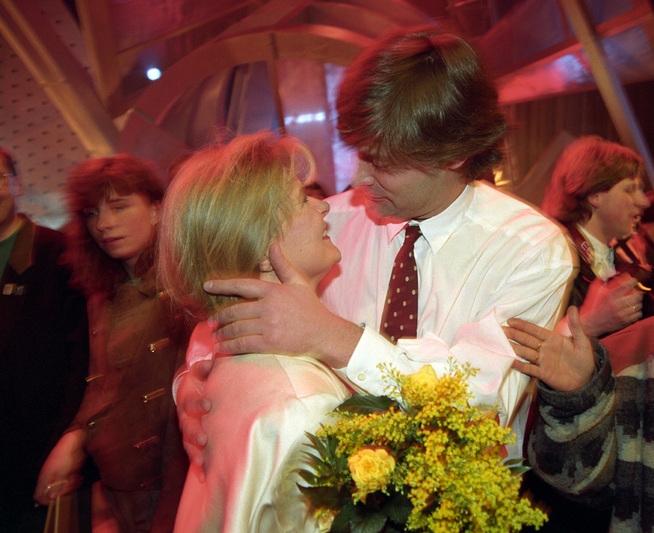 & lt; p & gt; KJ & # xC6; RLIGHET- AND  of victory: Tor Andreassen congratulate his wife  Elisabeth for Eurovision 1994. Photo: Mattis SAND  SHEET & lt; / p & gt;