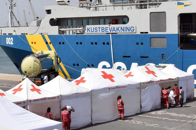 <p>ITALIENSK HAVN: Den svenske kystvakten har plukket opp flyktninger som settes i land i Catania på Sicilia 1. juli i år.</p>