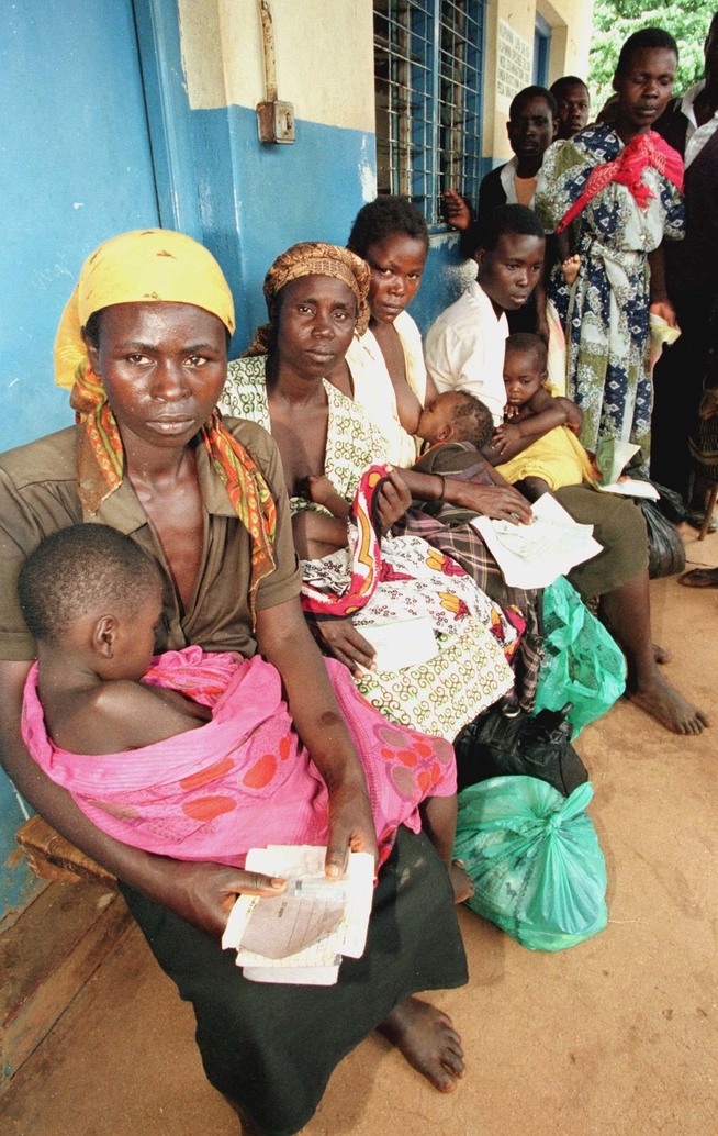 <p>SMITTET: Disse barna venter på å bli behandlet for malaria på sykehuset Kisii området, 40 mil vest for den kenyanske hovedstaden, Nairobi. Foto: REUTERS</p>