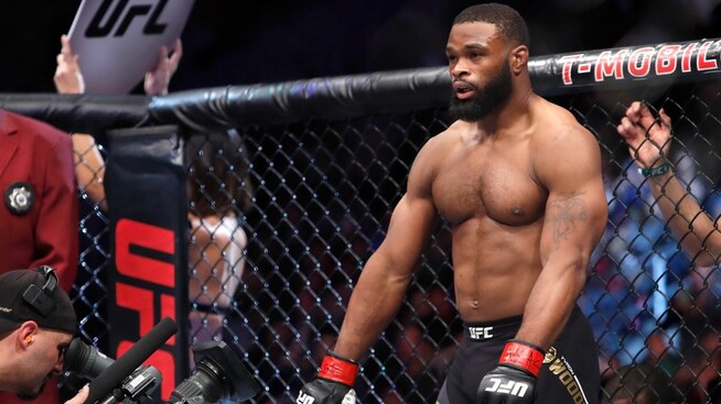 <p>WELTERVEKTMESTER: Tyron Woodley beholdt beltet. Her er han avbildet rett før starten av kampen mot Stephen Thompson i Las Vegas i natt.</p>