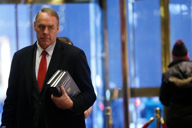 <p>NY INNENRIKSMINISTER: Ryan Zinke på vei til et møte med Donald Trump i Trump Tower på Manhattan i New York 12. desember.</p>