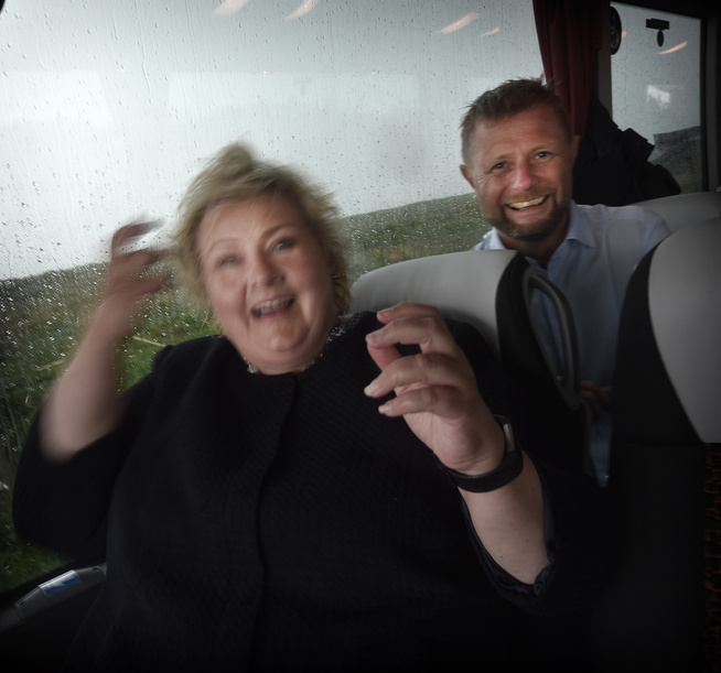 <p>HÅRFINT: På vei tilbake til valgkampbussen åpnet himmelen seg og Solbergs hår fikk en kraftig regnskyll. Her får hun trøstende ord og hjelp fra helse- og (hår) omsorgsminister Bent Høie inne i bussen.</p>