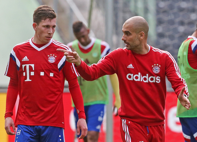 <p>STORT TALENT: En 18 år gammel Pierre-Emile Højbjerg sammen med Pep Guardiola foran cupfinalen mot Borussia Dortmund i 2014. Højbjerg spilte nesten hele kampen da Bayern vant 2-0 etter ekstraomganger. Men han har ennå ikke slått helt gjennom, og vært leid ut til Augsburg og nå Schalke. Foto: GETTY IMAGES</p>