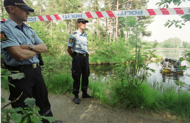 <p>ÅSTEDET: To politimenn i Baneheia etter drapet i år 2000. </p>
