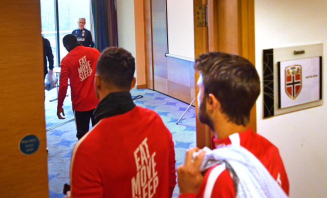 <p>NY SJEF: Adama Diomande, Joshua King og Jørgen Skjelvik på vei inn til møtet med Lars Lagerbäck i London i ettermiddag.</p>