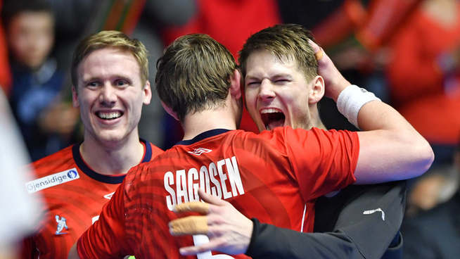 <p>ENORM INTERESSE: Magnus Gullerud (t.v.), Sander Sagosen og Torbjørn Bergerud og resten av det norske landslaget har skapt håndballfeber i hjemlandet de siste ukene. Her feirer de seieren mot Kroatia i semifinalen.</p>