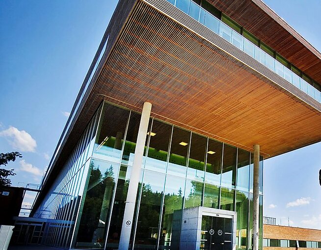 <p>HØYSKOLE: Inngangspartiet på Høgskolen i Østfold på Remmen i Halden.</p>