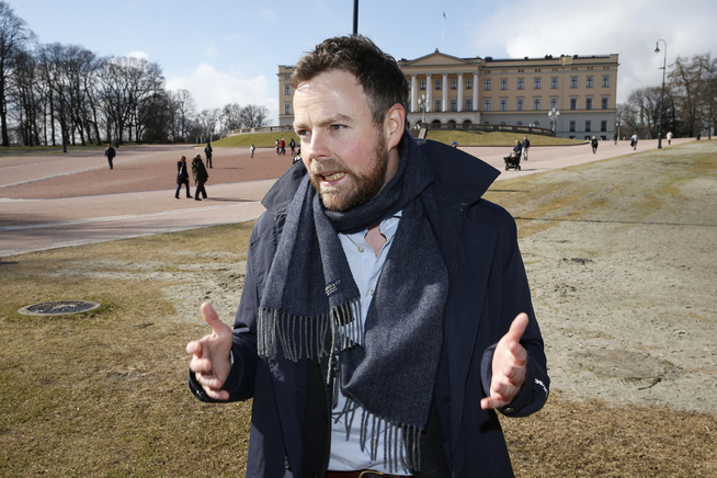 & lt; p & gt; KONGETRO: State Council & # xE5; d Torbj & # xF8; rn R & # xF8; e Isaksen (H) p & # xE5; Palace Square in Oslo. & lt; / p & gt;