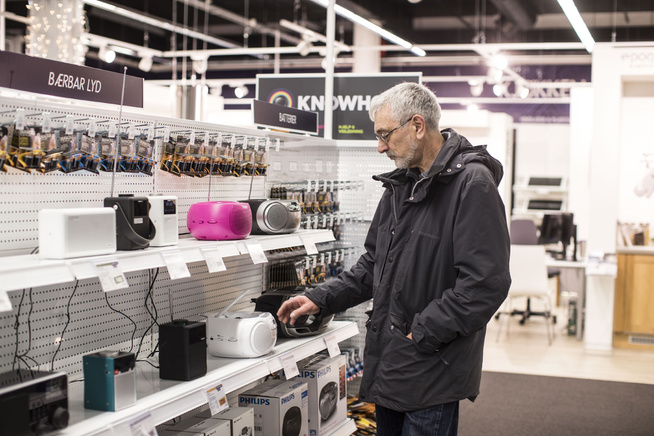 <p>SKEPTISK: Ernst Hole ser etter CD-spiller med DAB-radio på Elkjøp i Bodø.</p>