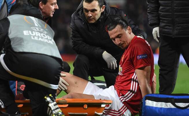 <p>SKADE: En skuffet Zlatan Ibrahimovic får medisinsk tilsyn etter å ha landet forkjært på høyrebenet. Svensken ble erstattet av Anthony Martial. </p>
