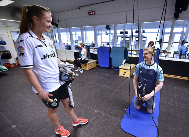 <p>TRENINGSKOMPISER: Ingen norske spillere klarer å kombinere fart og teknikk som Caroline Graham Hansen, som i sin oppvekst tilbragte ekstremt mange timer på fotballbanen sammen med kameraten Mats Møller Dæhli. Her er de sammen under en trening på Toppdidrettssenteret forrige måned. Foto: BJØRN S. DELEBEKK,VG.</p>