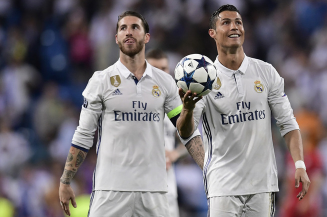 <p>«HAT TRICK»-BALL: Cristiano Ronaldo scoret tre av fire Real Madrid-mål og sender ballen til museet sitt på Madeira. TV-bildene viste at han var offsideplassert på de to siste, uten at det forandrer noe. Til venstre kaptein Sergio Ramos. Foto: AFP</p>