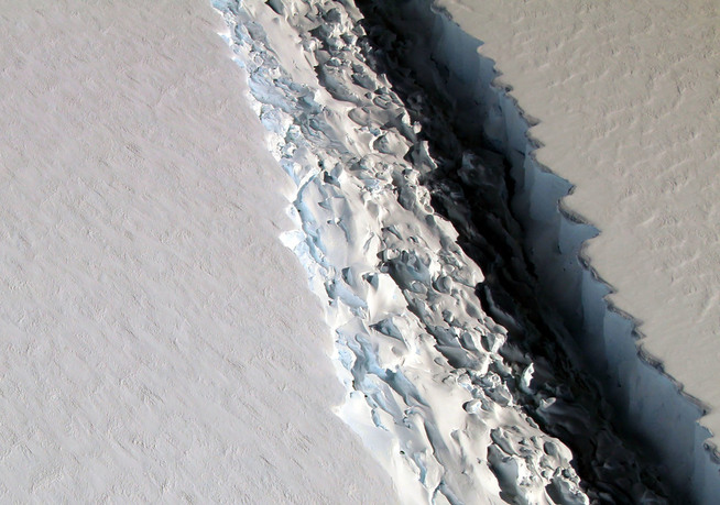 <p>I FJOR: Den amerikanske romfartsorganisasjonen NASA offentliggjorde dette bildet av en dyp rift i Larsen C-bremmen 1. desember i fjor. </p>