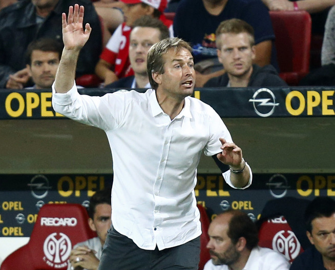 <p>KLAR FOR KVINNER: Kasper Hjulmand som Mainz-trener mot Borussia Dortmund i 2014. Nå er han i Nordsjælland, og den klubben har store planer for sin satsing på kvinnelaget. Foto: REUTERS</p>
