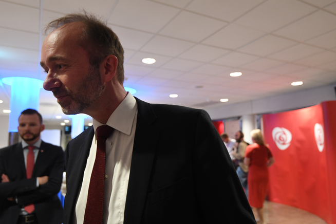 <p>SMILTE LETT: Slik så det ut da nestleder Trond Giske kommenterte VGs valgdagsmåling, som viste borgerlig flertall og Ap godt under 30 prosents oppslutning inne i Folkets Hus mandag kveld.</p>