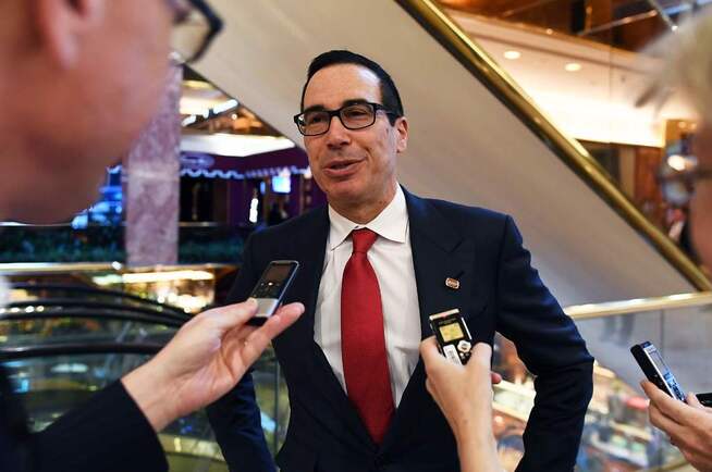 <p>FINANSMINISTER: Steven Mnuchin snakker med reportere i Trump Tower i New York i midten av november. </p>