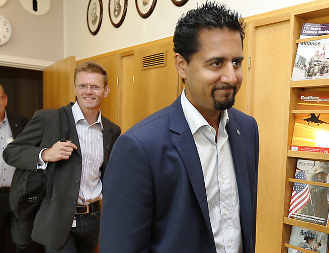 <p>MOT ELBILAVGIFT: Venstre-toppene Terje Breivik (til venstre) og Abid Raja er allerede på kollisjonskurs med regjeringen om den nye elbilavgiften.</p>