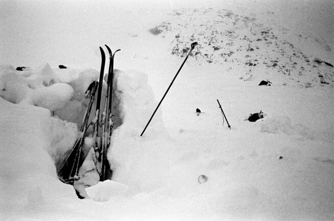 <p>ULYKKE: Dette var synet som møtte Erling Resvoll og hjelpemannskapet fra Røde Kors opp på Smørstabbreen 22.mars.1968. Forlatte ski, staver og tursekker. Litt lenger bort lå fire døde ungdommer – fryst i hjel.</p>