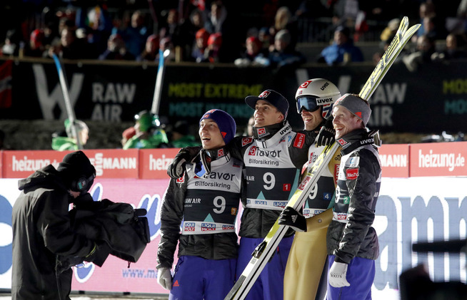 <p>HJEMMESEIER: Norge med (f.v.) Johann Forfang, Daniel André Tande, Andreas Stjernen og Robert Johansson gliser fornøyd etter seieren i lagkonkurransen i Vikersund.</p>