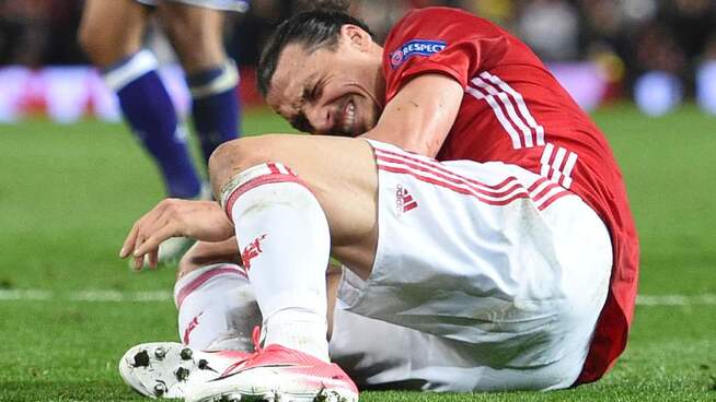 <p>STYGG SMELL: Zlatan Ibrahimovic ligger nede med enorme smerter.</p>