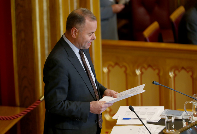 <p>LUKKER DØRENE: Stortingspresident Olemic Thommessen samler Stortinget til hemmelig møte mandag morgen, men selve stortingssalen er ikke avlyttingssikker. Møtet må derfor skje i Stortingets kinosal, et rom uten vinduer mot gaten. Foto: Heiko Junge, NTB scanpix</p>