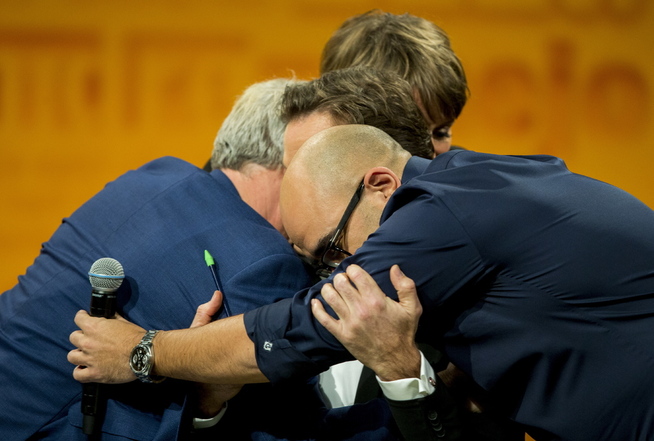 <p>WARM FAREWELL: Knut Nærum, Pernille Sørensen and Johan Golden hugs Jon almaas formed på the end of the broadcast.</p>
