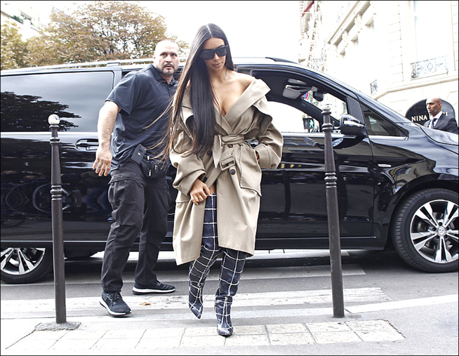 <p>LIVVAKTEN: Kim Kardashian voktes av sin faste «skygge» Pascal Duvier.</p>