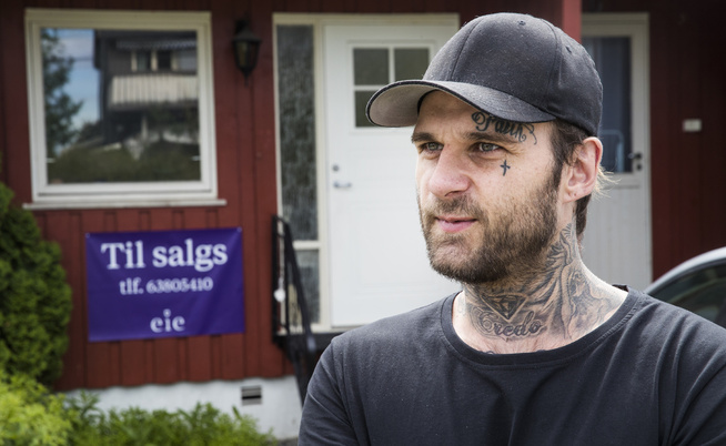 <p>MERKET FOR LIVET: Spilleavhengige Krister Scott Johnsen utenfor rekkehuset sitt på Flateby i Enebakk kommune, en trekvarters kjøretur fra Oslo sentrum. </p>
