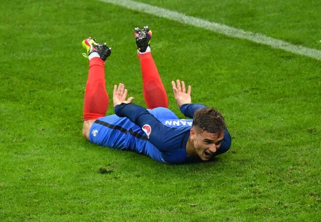 <p>SKLIR VIDERE: Antoine Griezmann feirer Frankrikes 4-0-mål mot Islands, hans fjerde i EM. Foto: AFP</p>