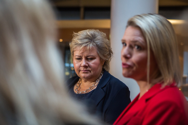 <p>IKKE FORNØYD: Statsminister Erna Solberg og Sylvi Listhaug, her under Integreringskonferansen som i fjor ble avholdt på Radsson Blu-hotellet på Holbergs plass i Oslo.</p>