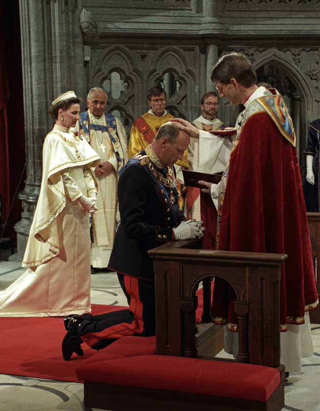 <p>25 ÅR SIDEN: Biskop Finn Wagle signer kongen. Dronning Sonja i bakgrunnen, ved siden av biskop Andreas Aarflot.</p>