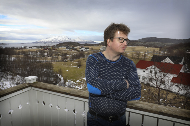 <p>PÅ LANDET: Einar Wennberg (41) er oppvokst på Norsia i Bodø, og mener utsikten fra huset han bor i med sin kone og fire barn, illustrerer godt at området er langt fra et bynært område. 41-åringen mener regningen på 23.000 kroner i eiendomsskatt vil gå utover fritidsaktivitetene han kan ta med barna på.</p>