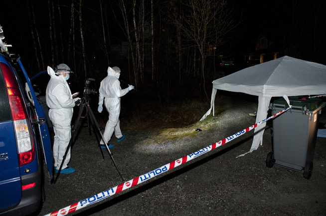 <p>ÅSTEDET: Politiets kriminalteknikere jobbet på åstedet natt til mandag. Så langt har ikke politiet ønsket å kommentere detaljer rundt drapshandlingen.</p>