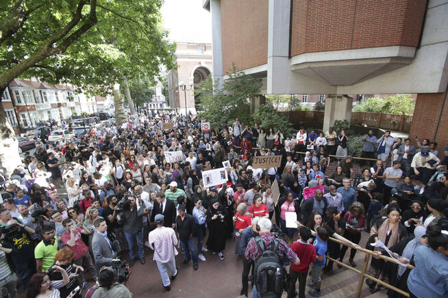 <p>STORMET RÅDHUSET: Flere titalls personer skal ha stormet rådhuset i Kensington og Chelsea etter den tragiske storbrannen i Grenfell Tower tidligere i uken. </p>