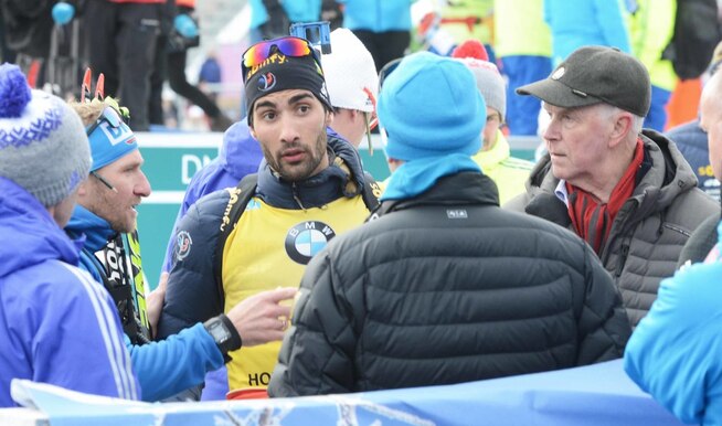 <p>NÆR FELT AV TABBE: Etter å ha ventet vel og lenge på bekreftelsen oppsøkte Martin Fourcade juryen som diskuterte hvorvidt han skulle diskes etter at han kom til første skyting uten kuler i magasinet eller ikke. Franskmannen beholdt seieren.</p>