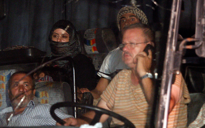<p>KVINNER OG BARN: Gjennom vinduene på bussene som skulle evakuere rundt 300 IS-krigere fra Qalamoun, som del av en byttehandel IS gjorde med Assad-regimet og Hizbollah-militsen, kunne man skimte IS-krigernes koner og barn. </p>