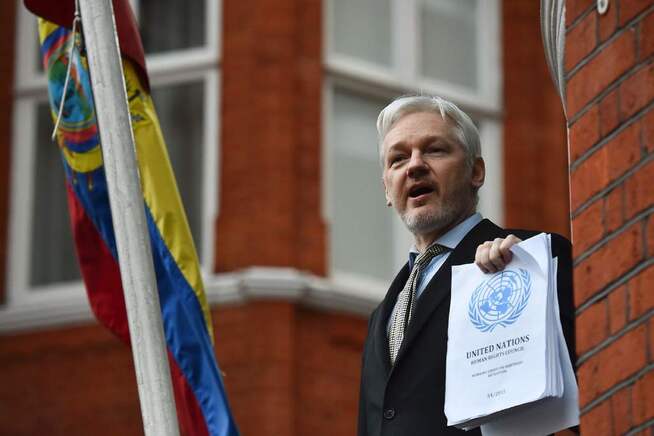 <p>FANGET: I juni 2012 søkte Julian Assange tilflukt i den ecuadorianske ambassaden i London og ba om politisk asyl i Ecuador. Her er han på ambassadens balkong.</p>