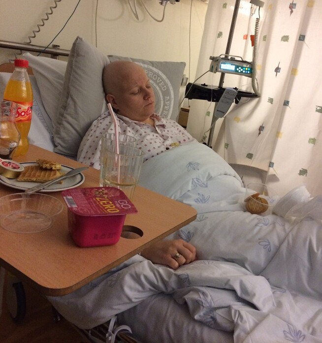 <p>DÅRLIG: Her ligger Tone på Radiumhospitalet med en kraftig infeksjon som hadde utspring fra nefrodrenet hun hadde fått satt inn i nyra. På bilde har hun 40,4 i feber.</p>