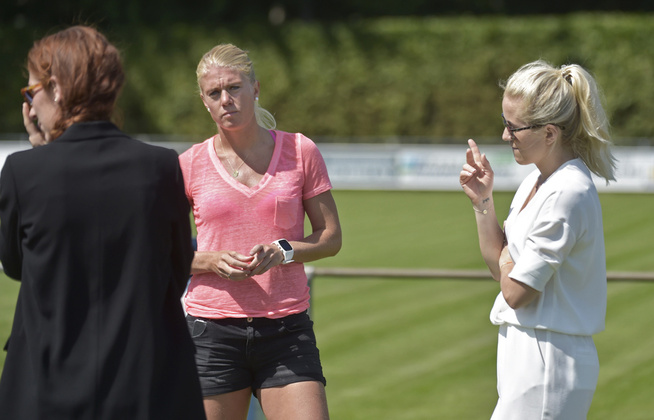 <p>FULGTE NORGE FRA SIDELINJEN: Lene Mykjåland (t.h.) fulgte landslaget tett som ekspert for TV 2 under EM i Nederland. Her er hun på jobb sammen med med NRK-ekspert Lise Klaveness (t.v.) og Solveig Gulbrandsen.</p>