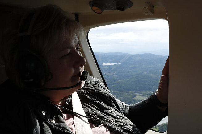<p>NÅLEN I HØYSTAKKEN: Erna Solberg fløy helikopter rett fra regjeringskonferanse på Statsministerens kontor i Oslo og over Nordmarka til Åstjern. Her titter hun ut over marka, hvor ulven befinner seg et eller annet sted.</p>