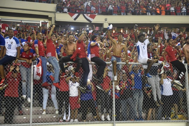 <p>FOTBALLGLEDE: Panama tok ledelsen mot Costa Rica på kontroversielt vis, da ballen trolig ikke var over målstreken. Det brydde fansen seg lite om, og feiret hemningsløst da VM-plassen var sikret.</p>