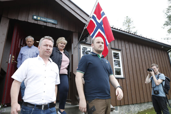<p>PRØVER ALT: Solberg og Dale på vei ut etter møte med lederen for det lokale beitelaget, Kjetil Ulset.</p>