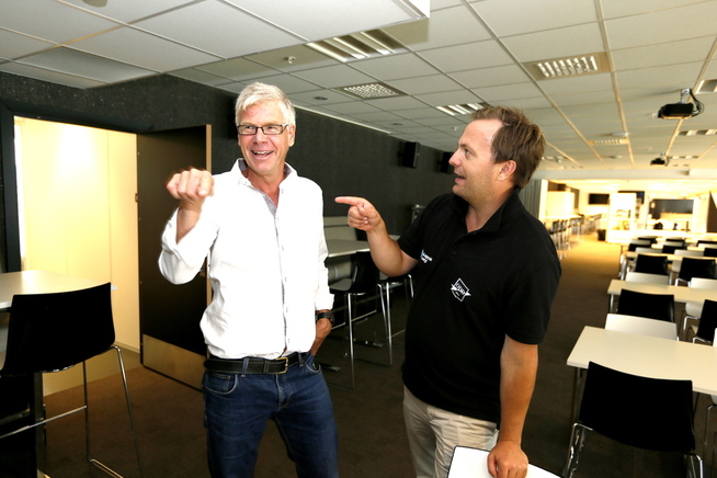 <p>FORSTÅR SKEPSISEN: Norsk Toppfotball-direktør Leif Øverland (t.v) forstår at mange Tippeliga-klubber ikke har tatt seg råd til Connected League, men håper at flere vil følge etter. Odds daglige leder Einar Håndlykken (t.h) har installert deler av systemet på en tribune i Skien.</p>