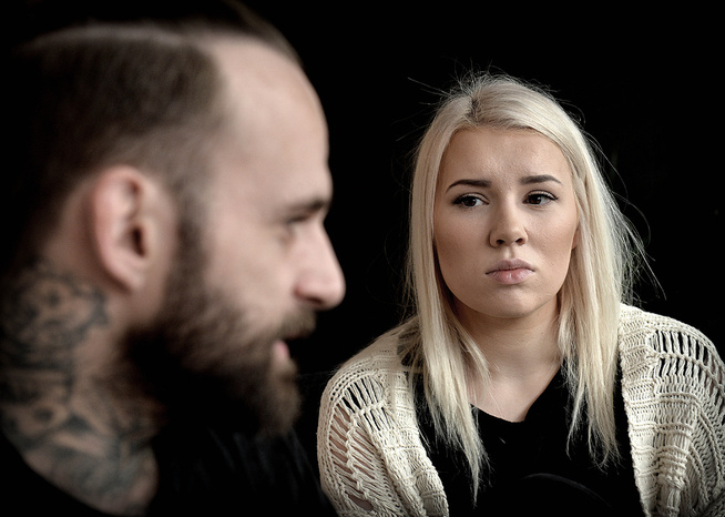 <p>TØFFE TIDER: Det er tøft for småbarnsforeldrene Krister Scott Johnsen og Lisa Lotte Nilsen å håndtere den store forbruksgjelden som Johnsen har tatt på seg. De forteller at mesteparten av pengene deres går til å betale ned på lånene.</p>