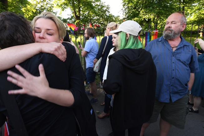 & lt; p & gt; ST & # xc5; R TOGETHER: frieze leader Ingvild Endestad f & # xE5; r a hug during the commemoration outside the US Embassy. Anders Rogg, many & # xE5; rig gay activist had also & # xE5; m & # xF8; tt up for & # xE5; solidarity and purchase & # xE6; honesty. & lt; / p & gt;