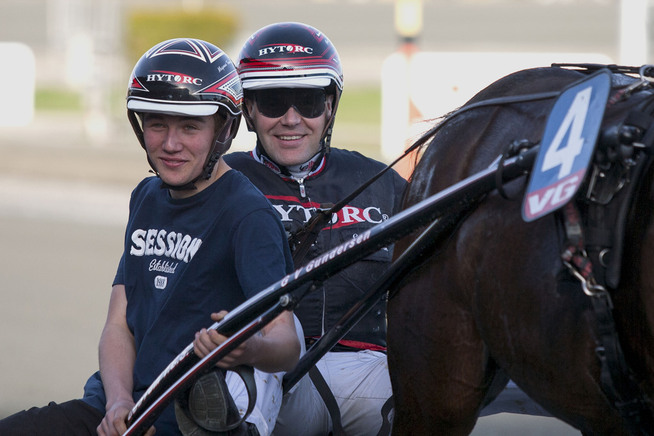 <p>SOLIDE SJANSER: Far Geir Vegard Gundersen og sønn Magnus Teien Gundersen kan trolig smykke seg med flere seirer etter at V75-kjøringen på Biri er omme.</p>